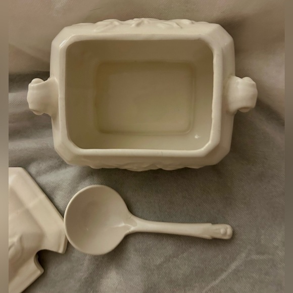 Vintage Soup Tureen / gravy boat. White ceramic with ladle. Made in Japan. 1 Qt - Picture 5 of 13